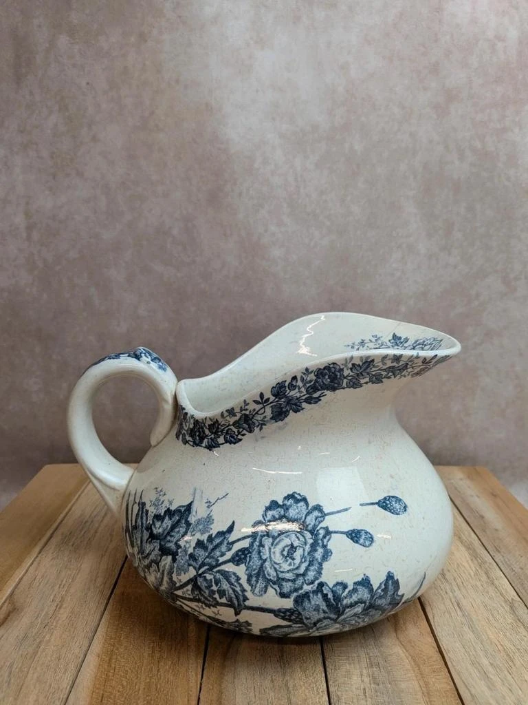 Petit broc joufflu ancien en terre de fer – décor floral bleu